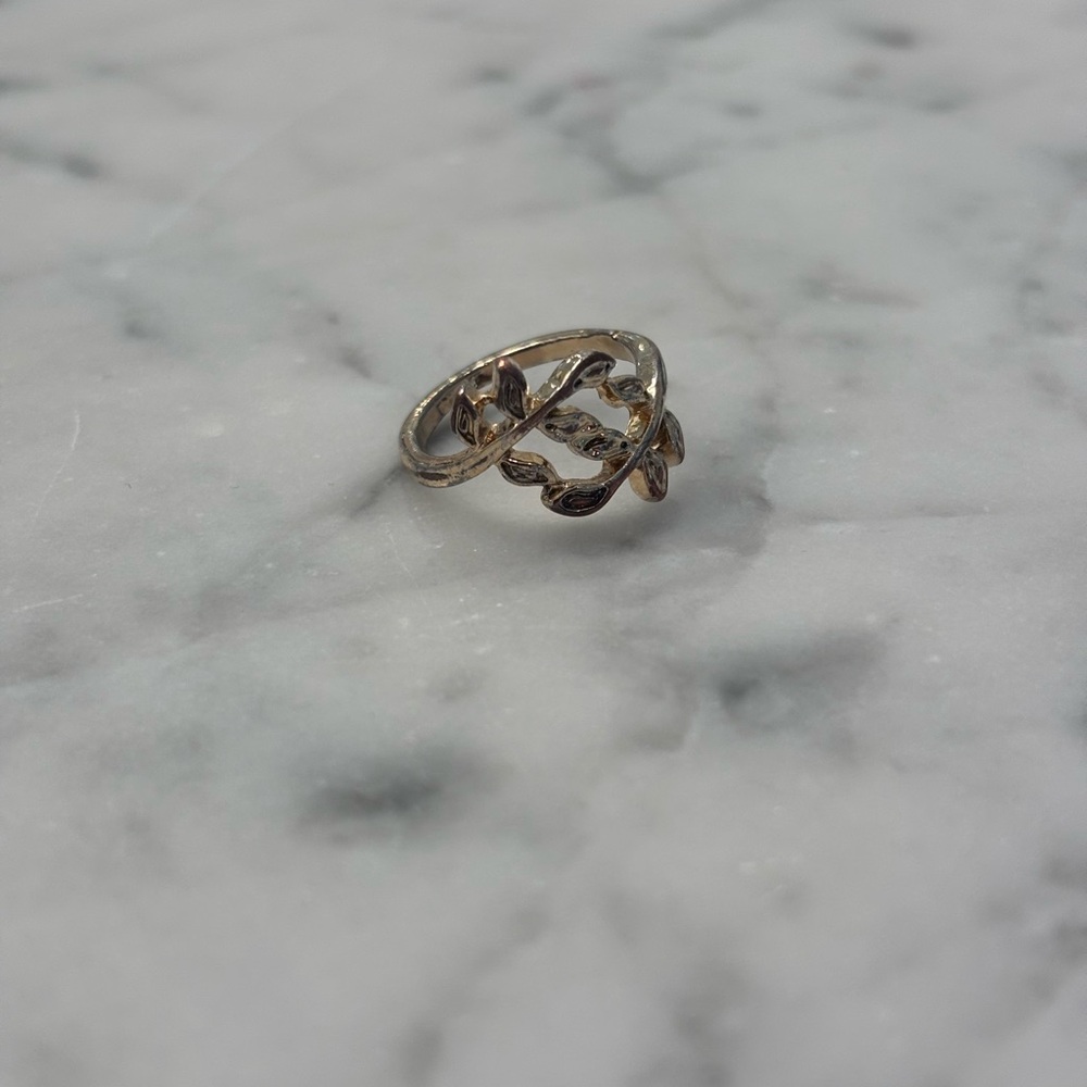 Elegant Gold Leaf Ring